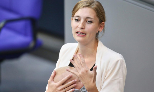 Hanna Steinmüller mit Baby am Rednerpult am 23.09.2025