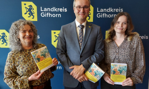  Die Stabsstelle Integration des Landkreises Gifhorn hat zum zweiten Mal die Bevölkerungsstruktur des Landkreises unter verschiedenen Kriterien untersucht und ausgewertet. Die neue Bevölkerungsstatistik präsentierten (von links) Josefin zum Felde, Leiterin der Stabsstelle Integration, Dominik Meyer zu Schlochtern, Erster Kreisrat des Landkreises Gifhorn, und Louisa Behrens, Sachbearbeiterin in der Stabsstelle Integration. 