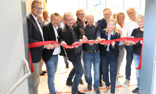Mit vereinten Kräften wurde das rote Band durchschnitten.