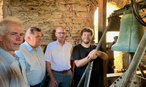 Frank Graf, Uwe Schäfer, Dirk Neumann und Matthias Dichter (v. li.) mit der Zuckerhutglocke.