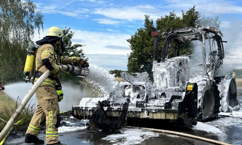 Der Traktor brannte vollständig aus.