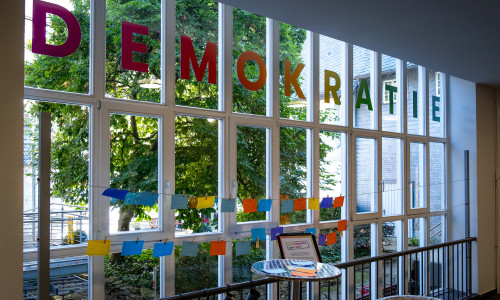 An der Demokratie-Bar im Foyer des Kulturmarktplatzes können Besucherinnen und Besucher bereits jetzt ihre Gedanken, Wünsche und Forderungen auf Karten schreiben. Am Veranstaltungstag wird dann darüber diskutiert.