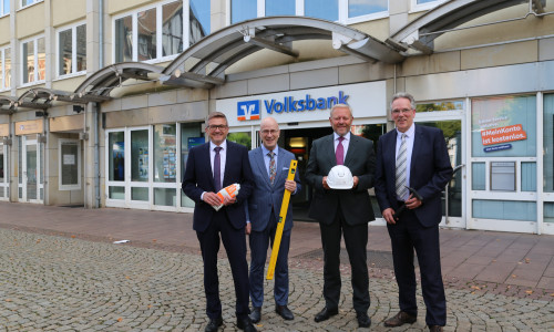 Markus Wenk (Leiter Unternehmensservice), Stefan Honrath (Leiter der Direktion Peine), Jürgen Brinkmann (Vorstandsvorsitzender) und Ulf Müller (Geschäftsführer der BRAWO RE Building Solution GmbH) präsentieren die Neubaupläne für die Peiner Hauptstelle am Am Markt 2.