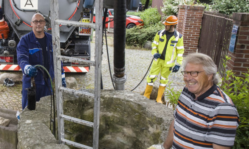 Nicht zum ersten Mal wird die SEBS bei der Brunnenreinigung unterstützen. Auch 2020 gab es einen Einsatz mit dem Saugwagen. Henning Habekost (rechts) war schon damals involviert, als die SEBS-Spezialisten Meik Krull (links) und Dominik von Zweydorff (hinten) zur Aktion mit der Spezialfahrzeugtechnik nach Mascherode kamen.