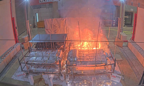 Großversuch des Verbundprojekts zur sicheren Lagerung und Brandbekämpfung von Kfz-Hochvoltspeichern im Zentrum für Brandforschung der TU Braunschweig. 