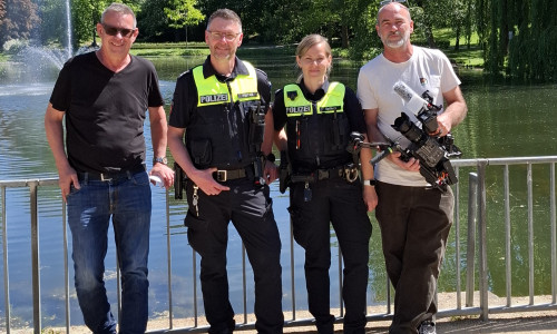 Matthias Pintak und Carolin Spilker von der Polizei mit dem Fernseh-Team.