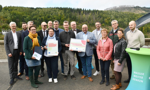 Gruppenbild mit Ministerin Melanie Walter und allen Projektteilnehmenden und -förderern bei der Bescheidübergabe auf der Okertalsperre. 
