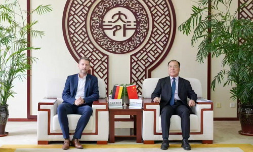 Oberbürgermeister Dennis Weilmann mit Dalians Oberbürgermeister Chen Shaowang.
