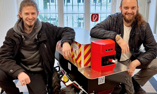 Lucas Dehmel (links) und Lukas Bartenstein haben im gemeinsamen Studiengang Digital Technologies der Ostfalia und der TU Clausthal studiert und sind Gründer des Start-ups Warden Robotics. Sie haben einen Roboter zur Feuererkennung und Brandbekämpfung entwickelt und konnten sich nun ein EXIST-Gründungsstipendium sichern.