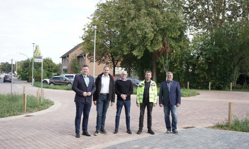 Nils Neuhäuser genannt Holtbrügge, Marco Köster, Carsten Hille, Peter Poetsch und Thomas Fricke auf dem neu gestalteten Platz an der Gerhard-Lukas-Straße (v. li.).