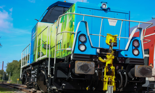 Alstom hat am Freitag in Salzgitter die weltweit erste Fahrt mit einer von Diesel- auf Wasserstoffantrieb umgerüsteten Rangierlokomotive durchgeführt.