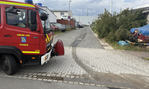 Am späten Freitagnachmittag wurde die Feuerwehr Flechtorf zu einer Betriebsmittelspur in die Nikolaus-Otto-Straße im  Gewerbegebiet Flechtorf alarmiert.