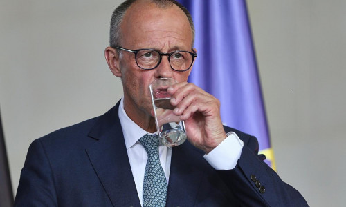 Friedrich Merz trinkt aus einem Glas Wasser - ohne Sprudel (Archiv)