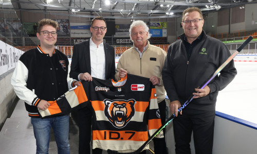 Yannick Imler, Leiter Organisation & Marketing bei den Grizzlys, Dalibor Dreznjak, WOBCOM-Geschäftsführer, Karl-Heinz Fliegauf, Grizzly-Geschäftsführer und Thomas Schulz, WOBCOM-Abteilungsleiter (v. li.).   