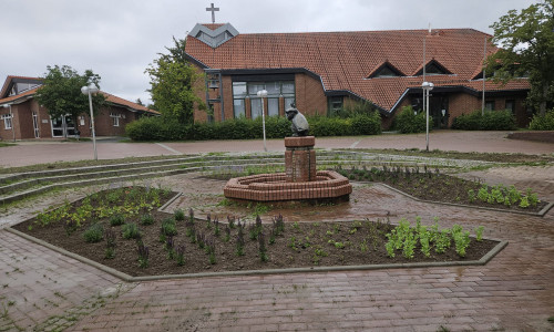 Der Marktplatz in Ohlhof wurde in den letzten Monaten durch Entsiegelung, Säuberung und Bepflanzung umfassend aufgewertet.