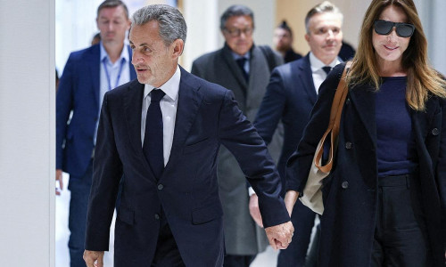 Nicolas Sarkozy und Carla Bruni bei der Ankunft zum Prozess in Paris am 25.09.2025