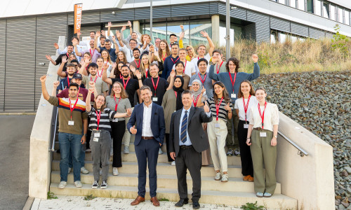 Teilnehmende der ersten Summer School „Automotive Circular Economy“ am Gemeinsamen Campus Wolfsburg mit Dennis Weilmann (Oberbürgermeister der Stadt Wolfsburg, vorne links) und Prof. Peter Hecker (Vizepräsident für Forschung, TU Braunschweig, vorne rechts).