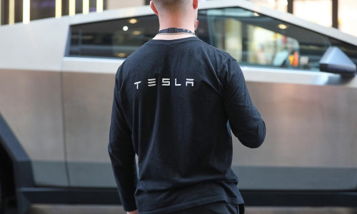 Tesla-Mitarbeiter vor Cybertruck (Archiv)