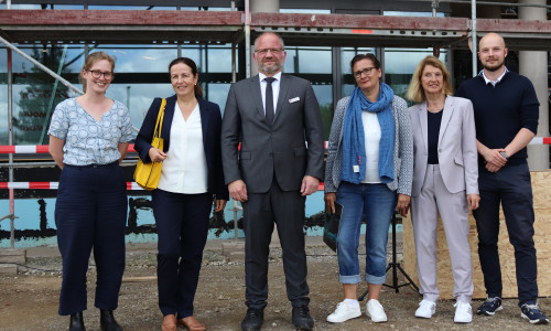 v.l.: Bundestagsabgeordnete Karoline Otte (Bündnis 90/Die Grünen), Dr. Martina Oelkers vom Landesamt für Bau und Liegenschaften, Marcus Rogge vom Staatlichen Baumanagement, Universitätspräsidentin Dr. Sylvia Schattauer, Bürgermeisterin Petra Emmerich-Kopatsch (SPD), Landtagsabgeordneter Christoph Willeke (SPD).