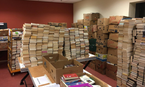 Die gesammelten Bücher werden für den Markt sortiert.