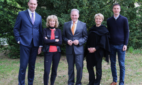 Von links: Stefan Riecher, Direktor der Braunschweiger Privatbank, Claudia Kayser, Leiterin der Direktion Wolfsburg der Volksbank BRAWO, Thomas Fast, Leiter der Direktion Gifhorn der Volksbank BRAWO und Vorstandsmitglied der Volksbank BRAWO Stiftung, Monika Schmidt, Geschäftsführerin der EngagementZentrum GmbH, einer gemeinwohlorientierten Tochtergesellschaft der Volksbank BRAWO, und Matthias Marx, zertifizierter Stiftungsberater und -manager bei der EngagementZentrum GmbH, sind beim ersten BRAWO Stiftungstag dabei.