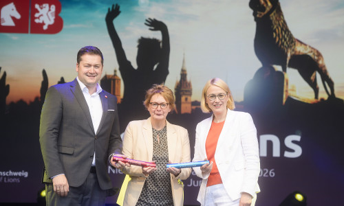 Die Niedersächsische Ministerin für Inneres, Sport und Digitalisierung, Daniela Behrens (Mitte), übergibt im Beisein von Osnabrücks Oberbürgermeisterin Katharina Pötter den Staffelstab an Oberbürgermeister Dr. Thorsten Kornblum.