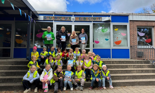 Klaus Seiffert und Silke Hitschfeld mit Schulleiterin Stephanie Neumann bei der Übergabe der Sicherheitspakete an die Schüler der Grundschule in Wendschott.