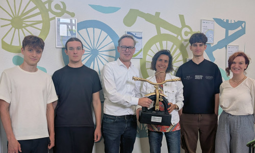 Stadtbaurat Klaus Benscheidt übergab den Pokal mit Valerie Agartir, der Radverkehrsbeauftragten der Stadt Wolfenbüttel, den Pokal.