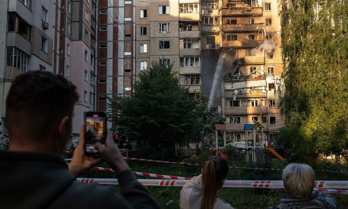 Beschädigtes Gebäude in Kiew nach russischem Drohnenangriff am 07.09.2025