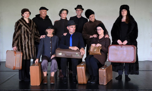 Die Theatergruppe "Schandelah United" spielt das Stück "Wandel" auf einem Hof in Schandelah.