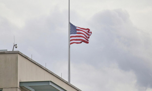 Fahne auf Halbmast an US-Botschaft am 13.09.2025