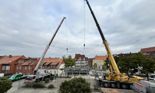 Mit zwei Kränen wurde das Dach montiert.
