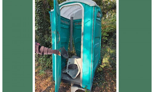 Die zerstörte Toilettenkabine in Liebenburg.