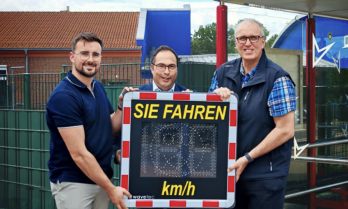 Jannis Sawin von Sawin Bauelemente, Bürgermeister Jochen Koslowski und Andreas Kautzsch von der B.I.G. (v. li.).