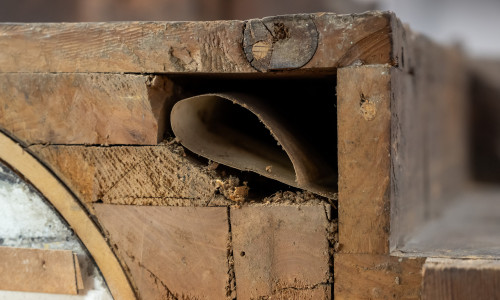 Vitrinenschrank für das Braunschweiger Residenzschloss, Detail mit Hohlraum und Schriftstück.