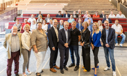 Ortsbürgermeister Werner Müller, Indra Bogdan (Vorsitzende des Kulturkreises Salzgitter e.V.), Schulleiterin Gym. Am Fredenberg Verena Akkermann, Staatssekretär Stephan Manke, Oberbürgermeister Frank Klingebiel, Bürgermeister Stefan Klein, Schulleiterin BBS Fredenberg Anja Wolfgram-Funke, Schulleiterin Hauptschule Fredenberg Aksana Tübke und Schulleiter Gottfried-Linke Realschule Niklas Nowacki (v. li.).
