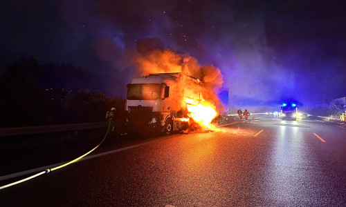 Der LKW ist in Vollbrand geraten.
