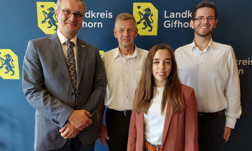 Die Glasfaserversorgung im Landkreis Gifhorn liegt über dem Bundesdurchschnitt. Laut Gigabitgrundbuch der Bundesnetzagentur verfügen bereits mehr als 75 Prozent aller Haushalte im Landkreis Gifhorn über einen Glasfaseranschluss. Über den aktuellen Stand informierten (von links) Dominik Meyer zu Schlochtern, Erster Kreisrat des Landkreises Gifhorn, Dirk Spieß, Leiter der Abteilung 10.2 – Regiebetrieb Breitbandausbau, Alexandra Winter, stellvertretende Leiterin der Abteilung 10.2 – Regiebetrieb Breitbandausbau, und Marcel Otte, Sachbearbeiter in der Abteilung 10.2 – Regiebetrieb Breitbandausbau. 