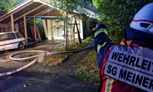 Am frühen Montagmorgen kam es in der Straße „Im Nieland“ zu einem Brand in einem Carport.