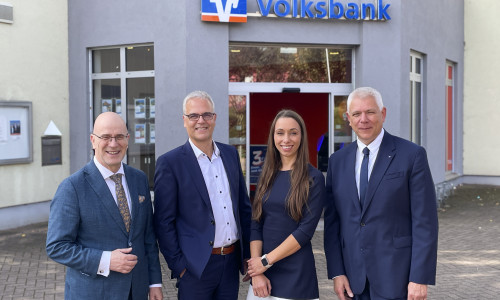 Stefan Honrath, Leiter der Direktion Peine (links) und Rainer Falkenhagen, Filialverbundleiter (rechts), begrüßen Björn Wilke und Nadine Fischer in Groß Ilsede.  