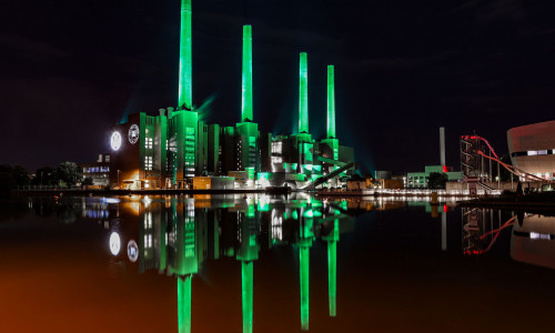 Das beleuchtete Kraftwerk.