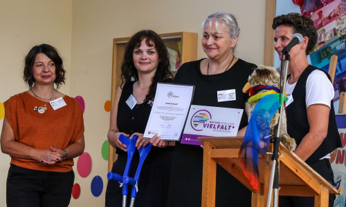 Schulleiterin Claudia Rudat nahm Zertifikat und Plakette von der Landeskoordinatorin Sandra Wolf (rechts) entgegen. Mit dabei sind auch Sozialpädagogin Claudia Rabe-Thiem und Sozialarbeiterin Katja Ernst.