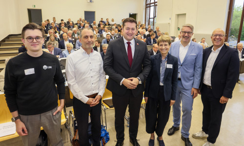 v.r.n.l.: Prof. Dr. Christoph Herrmann (TU Braunschweig), Gerold Leppa (Braunschweig Zukunft GmbH), TU-Präsidentin Prof. Dr. Angela Ittel, Oberbürgermeister Dr. Thorsten Kornblum, Dr. Fabian Preller (INVENT GmbH) und Marcus Rauch (LBR.Manufacturing) gaben vor rund 120 Gästen beim 41. Unternehmergespräch Einblicke in Technologietransfer und Digitale Produktion.