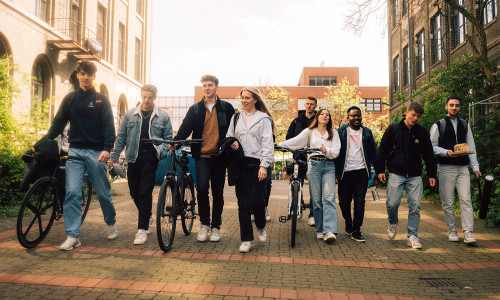 Für verschiedene zulassungsbeschränkte Studienplätze gibt es jetzt Losverfahren zum Wintersemester 2024/25. Außerdem können sich Studieninteressierte noch für zulassungsfreie grundständige Studiengänge einschreiben.