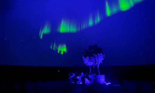 Mit "Babies in the Dome" will das Planetarium Wolfsburg magische Momente für Eltern und Babys bieten.
