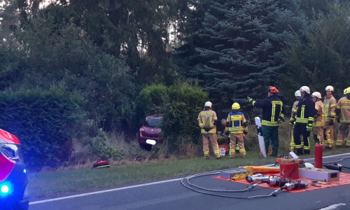 Ein Auto ist am Freitagabend in Velpke von der Straße abgekommen,