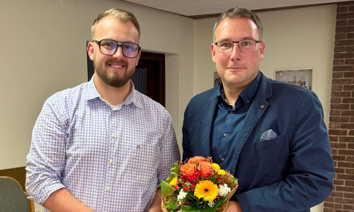Maximilian Ganselweit, Vorsitzender CDU-Samtgemeindeverband Grasleben, gratuliert Bürgermeisterkandidat Sebastian Werner.