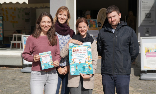 Elisa Nestmann (Klimaschutzmanagerin des Landkreises Goslar), Nikola Einhorn (Kreisvolkshochschule Goslar) und Kaja-Vanessa Woisik sowie Christian Warzecha (MachMit!Haus der Stadt Goslar) (von links) werben gemeinsam für das Zukunftsfest am 27. September.
