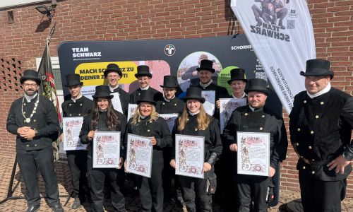 Christian Malak, Obermeister der Schornsteinfeger-Innung Braunschweig, Falk Mittendorf, Merle Bochers, Gianluca Gravina, Tjarde Katt, Svenja Paulsen, Dominik Rühmers, Celina Schoppe, Joel Bieder, Jami Multerer, Marlon Pilz und Tobias Pohl, Lehrlingswart der Innung (v. li.)..