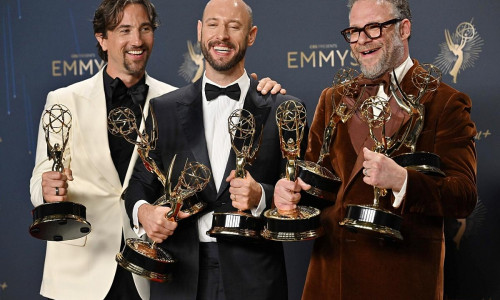 James Weaver, Evan Goldberg und Seth Rogen mit ihren Emmys am 14.09.2025